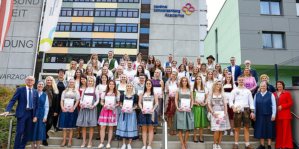 Gesundheits- und Krankenpflege: Erste Absolventen feierten ihren Bachelor-Abschluss in der Kardinal Schwarzenberg Akademie 