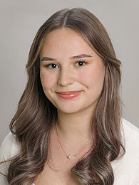  Hannah Taxer
